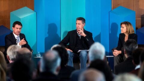 El candidato del PPC a la presidencia de la Generalitat, Xavier Garc&iacute;a Albiol, y Mar&iacute;a Dolores de Cospedal, intervienen en un desayuno-coloquio junto a Manuel Valls