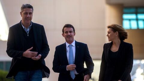 Xavier Garc&iacute;a Albiol y Mar&iacute;a Dolores de Cospedal, se dirigen a intervenir en un desayuno-coloquio junto a Manuel Valls