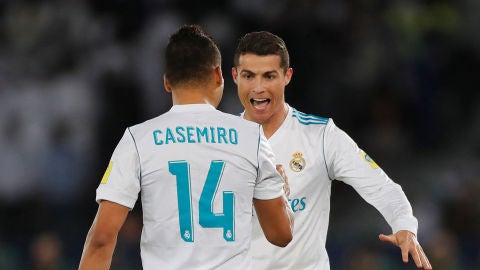 Cristiano Ronaldo celebra con Casemiro el 1-0 ante el Gremio