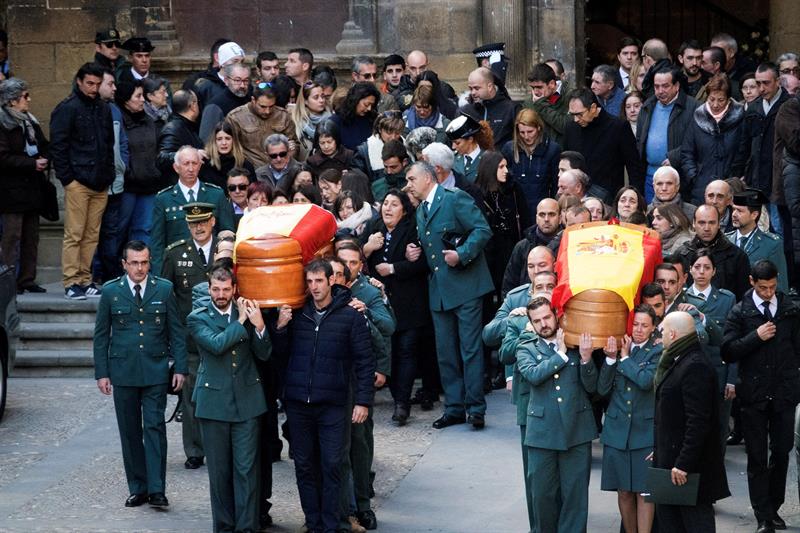 Aplausos y lágrimas en la despedida a los dos guardias civiles asesinados en Teruel Aplausos y lágrimas en la despedida a los dos guardias civiles asesinados en Teruel