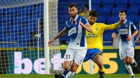Baptistao y Tana pujan por un balón Baptistao y Tana pujan por un balón