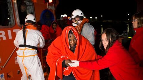 Una de las personas rescatadas en las cercan&iacute;as de la isla de Albor&aacute;n