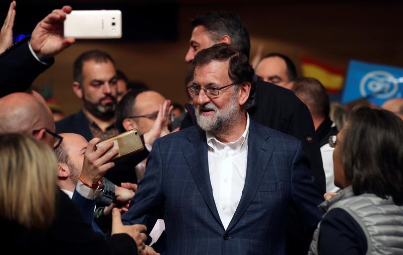Rajoy promete un PP "en su sitio" porque "hablar es fácil, pero decidir no tanto" Rajoy promete un PP "en su sitio" porque "hablar es fácil, pero decidir no tanto"