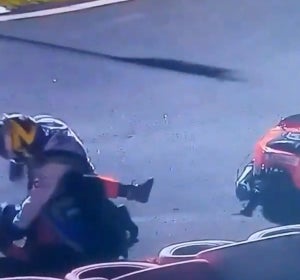 Dos pilotos de kart, en plena lucha Dos pilotos de kart, en plena lucha