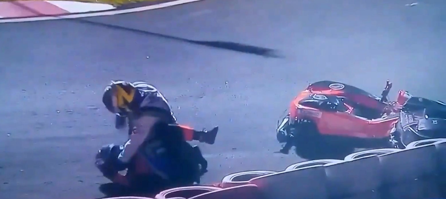 Dos pilotos se lían a puñetazos tras tener un accidente en una carrera de karting Dos pilotos se lían a puñetazos tras tener un accidente en una carrera de karting