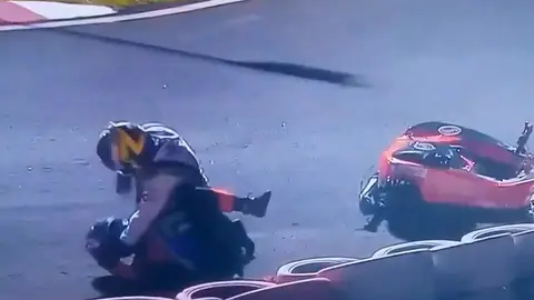 Dos pilotos de kart, en plena lucha Dos pilotos de kart, en plena lucha