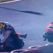 Dos pilotos de kart, en plena lucha Dos pilotos de kart, en plena lucha