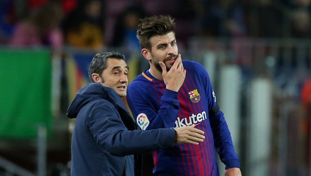 Valverde dialoga con Piqué durante el partido contra el Deportivo