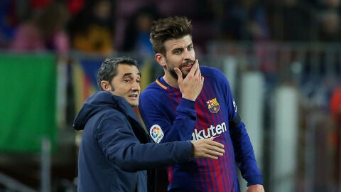 Valverde dialoga con Piqu&eacute; durante el partido contra el Deportivo