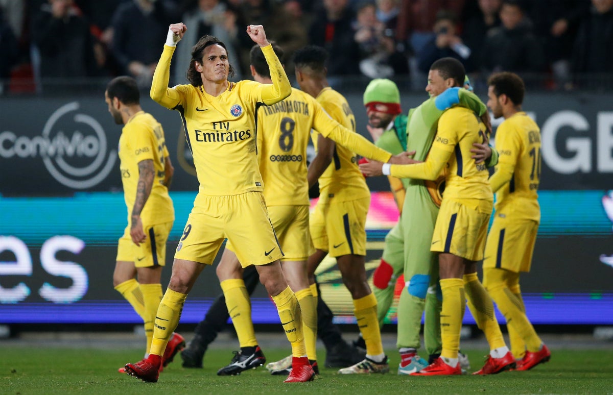 Dos espontáneos disfrazados de Tortugas Ninja saltan al campo para celebrar un gol con el PSG Dos espontáneos disfrazados de Tortugas Ninja saltan al campo para celebrar un gol con el PSG