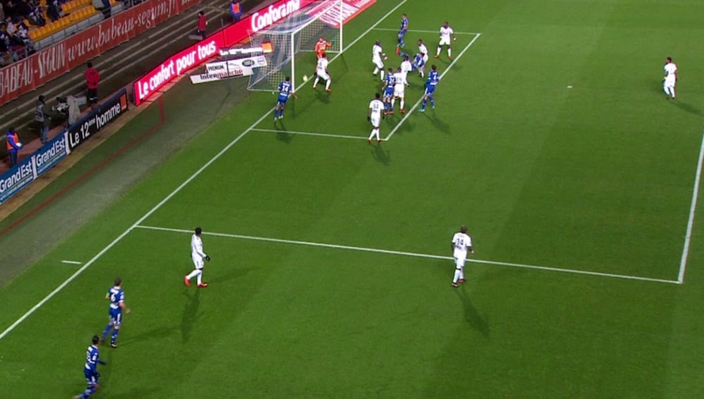 Imagen del gol que no entró del Troyes - Amiens