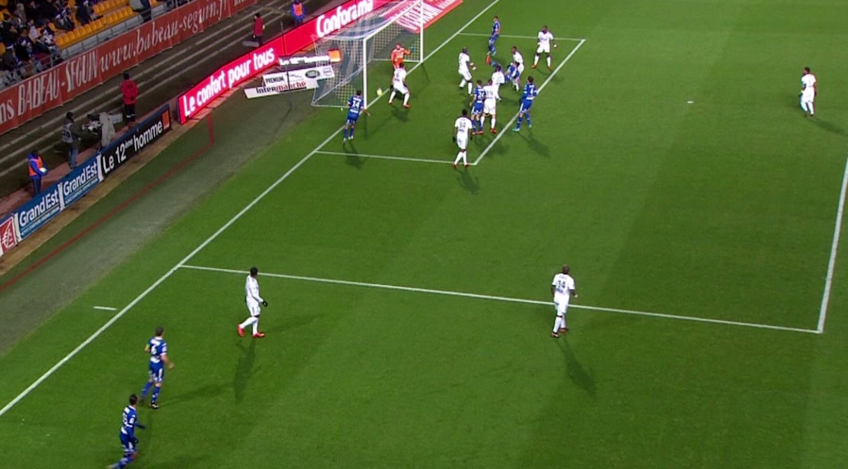 Lío en Francia por un fallo del ojo de halcón: dan gol y el árbitro lo anula nueve minutos después Lío en Francia por un fallo del ojo de halcón: dan gol y el árbitro lo anula nueve minutos después