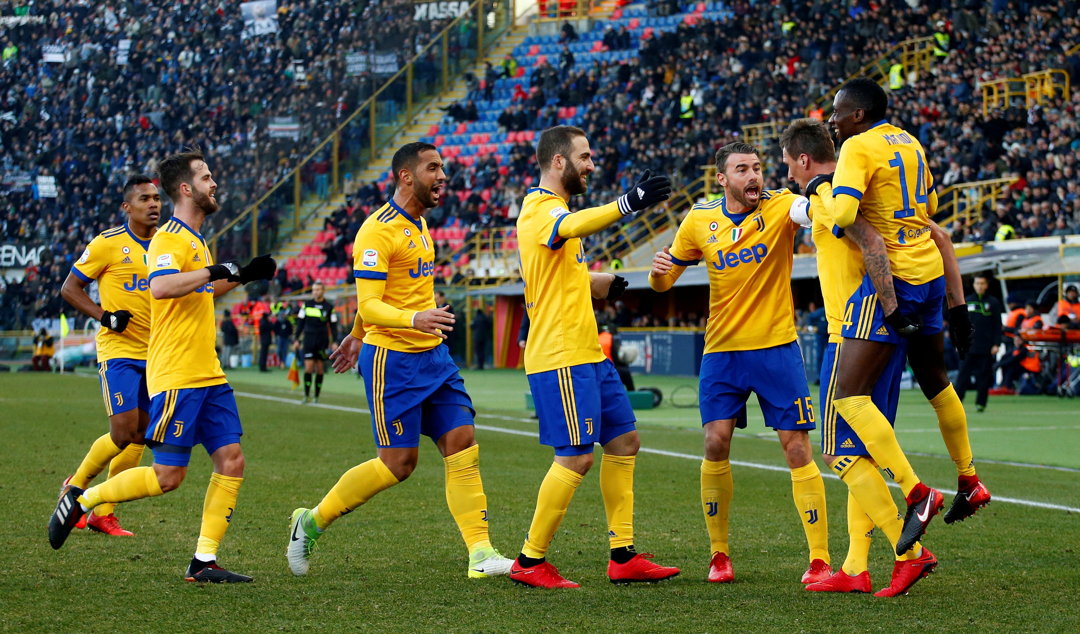 La Juventus gana al Bolonia y se acerca al liderato del Nápoles La Juventus gana al Bolonia y se acerca al liderato del Nápoles