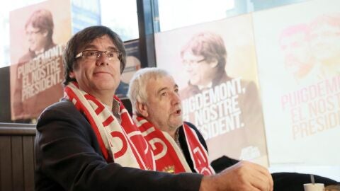 Puigdemont, viendo al Girona en un bar de Bruselas