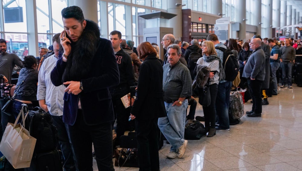 Gente esperando a que reanuden los vuelos en el Aeropuerto de Atlanta