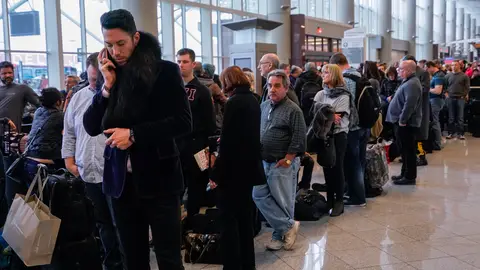 Gente esperando a que reanuden los vuelos en el Aeropuerto de Atlanta Gente esperando a que reanuden los vuelos en el Aeropuerto de Atlanta