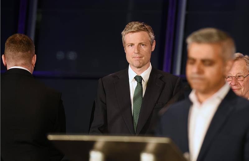 Twitter suspende la cuenta de dos líderes británicos ultraderechistas Twitter suspende la cuenta de dos líderes británicos ultraderechistas