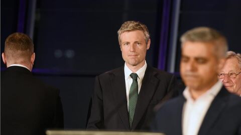 El l&iacute;der del grupo xen&oacute;fobo Britain First, Paul Golding (centro)