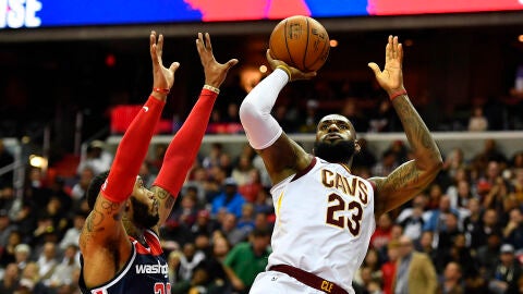 LeBron James lanza a canasta ante los Wizards