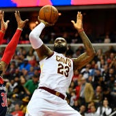 LeBron James lanza a canasta ante los Wizards