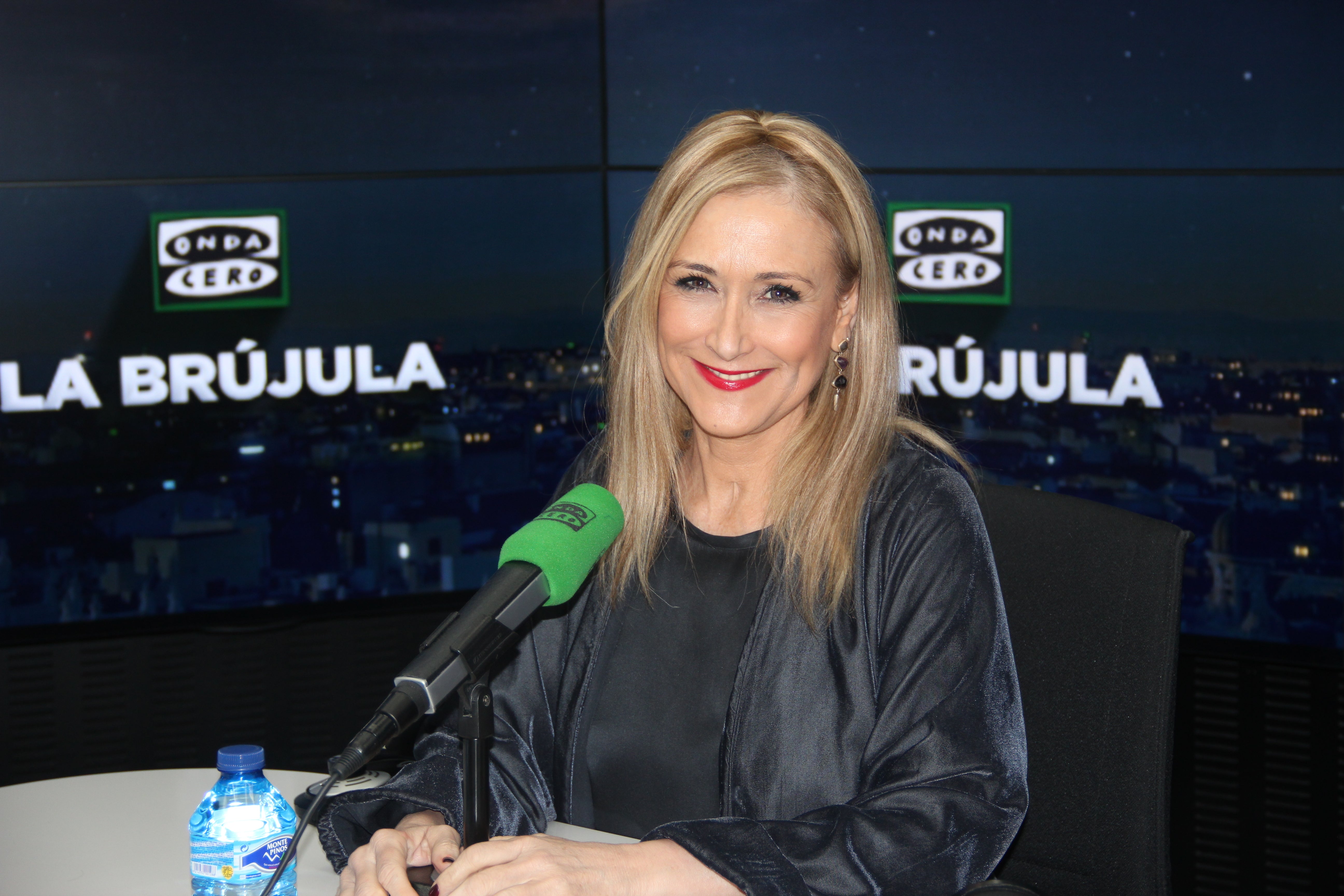 Cristina Cifuentes sobre la polémica del máster: "No pienso dimitir, las explicaciones las tiene que dar la universidad" Cristina Cifuentes sobre la polémica del máster: "No pienso dimitir, las explicaciones las tiene que dar la universidad"