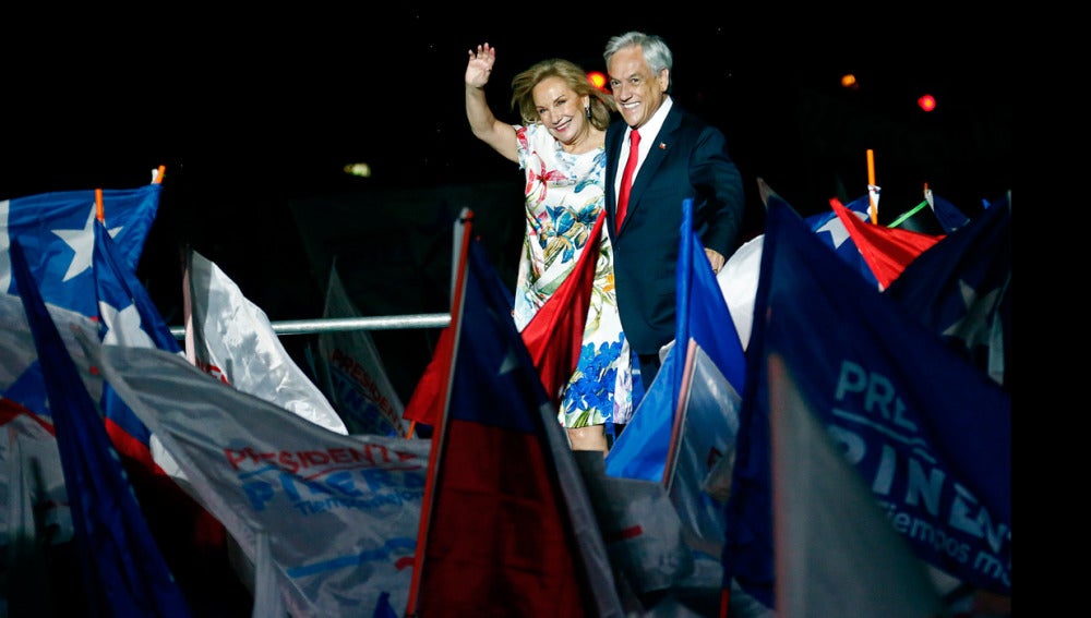 El presidente de Chile, Sebastián Piñera, junto a su mujer, Cecilia Morel