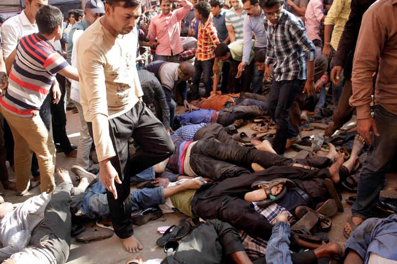 Diez muertos durante una estampida para coger comida en un funeral de Bangladesh Diez muertos durante una estampida para coger comida en un funeral de Bangladesh