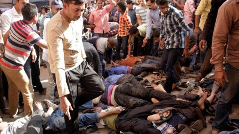 Varias personas en el suelo tras la estampida en Bangladesh