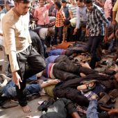 Varias personas en el suelo tras la estampida en Bangladesh