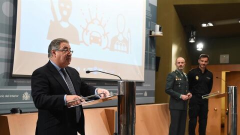 Juan Ignacio Zoido y los representantes de Guardia Civil y Polic&iacute;a Nacional