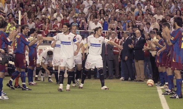 La historia contradice a Guillermo Amor: el pasillo que el Barça sí hizo al Sevilla por ganar la UEFA La historia contradice a Guillermo Amor: el pasillo que el Barça sí hizo al Sevilla por ganar la UEFA
