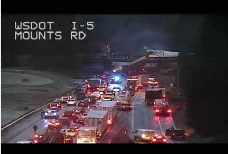 Al menos tres muertos y más de 70 heridos por el descarrilamiento de un tren cerca de Seattle Al menos tres muertos y más de 70 heridos por el descarrilamiento de un tren cerca de Seattle