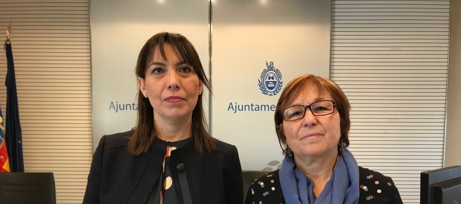 Teresa Maciá, concejal de Bienestar Social en Elche (a la izquierda) muestra las servilletas contra la violencia machista que se están repartiendo Teresa Maciá, concejal de Bienestar Social en Elche (a la izquierda) muestra las servilletas contra la violencia machista que se están repartiendo