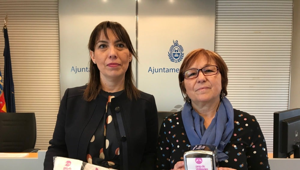 Teresa Maciá, concejal de Bienestar Social en Elche (a la izquierda) muestra las servilletas contra la violencia machista que se están repartiendo