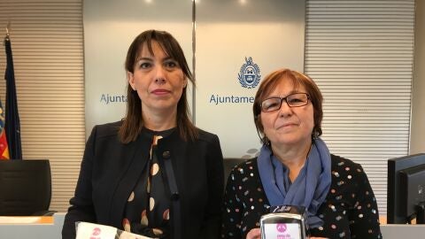 Teresa Maci&aacute;, concejal de Bienestar Social en Elche (a la izquierda) muestra las servilletas contra la violencia machista que se est&aacute;n repartiendo