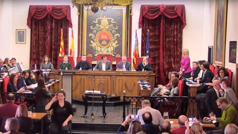 Mar&iacute;a Teresa Mendiola instantes antes de tomar posesi&oacute;n de su acta de concejal en Elche