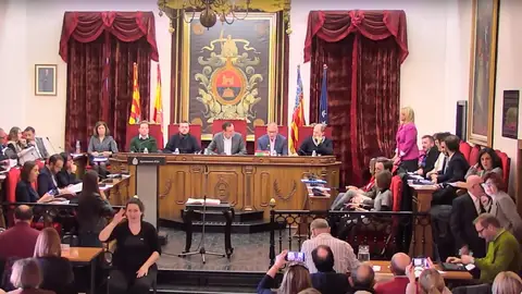 María Teresa Mendiola instantes antes de tomar posesión de su acta de concejal en Elche María Teresa Mendiola instantes antes de tomar posesión de su acta de concejal en Elche