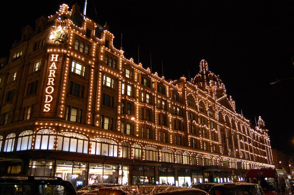 Investigan de dónde sacó el dinero una mujer que se gastó 18 millones en Harrods en una década Investigan de dónde sacó el dinero una mujer que se gastó 18 millones en Harrods en una década