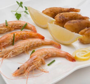Langostinos dos maneras: con gabardina y al whisky Langostinos dos maneras: con gabardina y al whisky