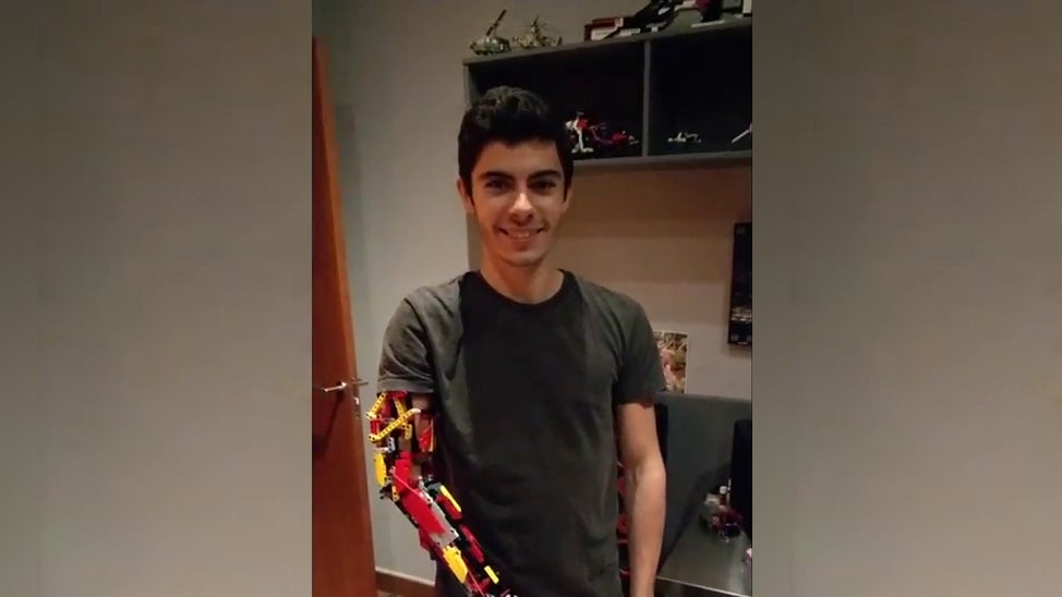 Un joven andorrano crea dos prótesis de Lego para un niño de 8 años Un joven andorrano crea dos prótesis de Lego para un niño de 8 años