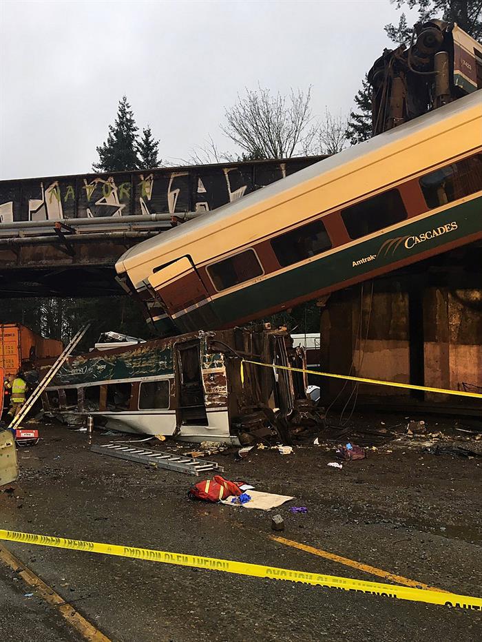 El tren siniestrado en Seattle circulaba a 128 km/h en una zona donde debía ir a 48 km/h El tren siniestrado en Seattle circulaba a 128 km/h en una zona donde debía ir a 48 km/h