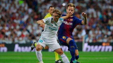Luka Modric, en acci&oacute;n ante el Barcelona