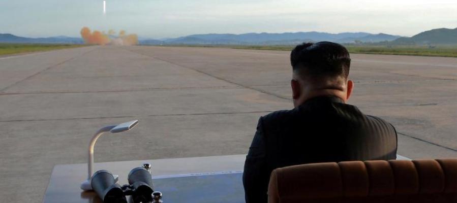Kim Jong-un supervisa el lanzamiento de un misil Kim Jong-un supervisa el lanzamiento de un misil