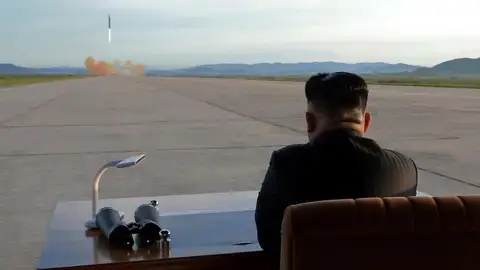 Kim Jong-un supervisa el lanzamiento de un misil Kim Jong-un supervisa el lanzamiento de un misil