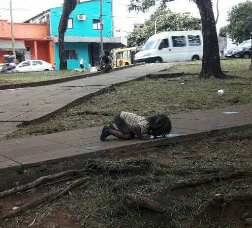 La dura imagen de una niña argentina bebiendo agua de un charco indigna a las redes La dura imagen de una niña argentina bebiendo agua de un charco indigna a las redes