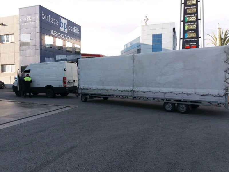 La Policía Local intercepta una furgoneta que transportaba un remolque de 10 metros de longitud La Policía Local intercepta una furgoneta que transportaba un remolque de 10 metros de longitud