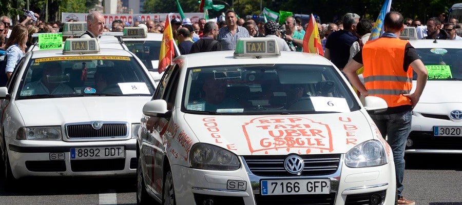Taxis durante la protesta contra Uber y Cabify Taxis durante la protesta contra Uber y Cabify