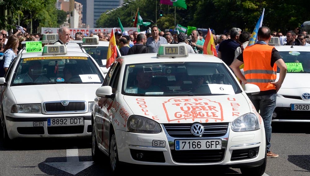 Taxis durante la protesta contra Uber y Cabify