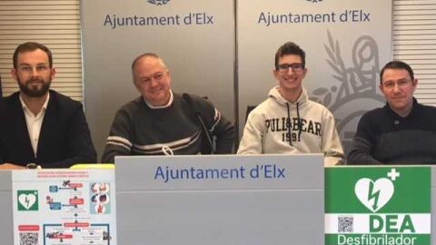 Los quince nuevos desfibriladores han sido presentados en el Ayuntamiento de Elche