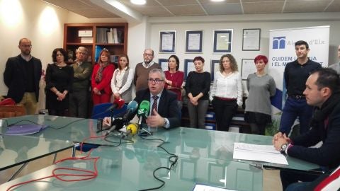 El gerente de Aig&uuml;es d'Elx en una rueda de prensa